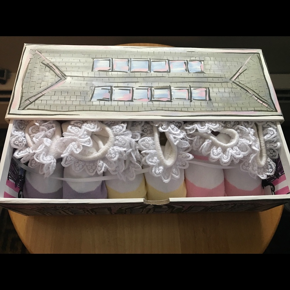 "NEW" Dimples Baby Bootie Gift Box -0-12months